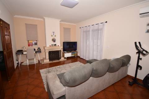 Moradia M4 com 3 pisos e garagem na cave