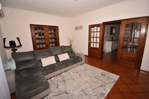 Moradia M4 com 3 pisos e garagem na cave