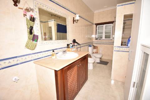 Moradia M4 com 3 pisos e garagem na cave