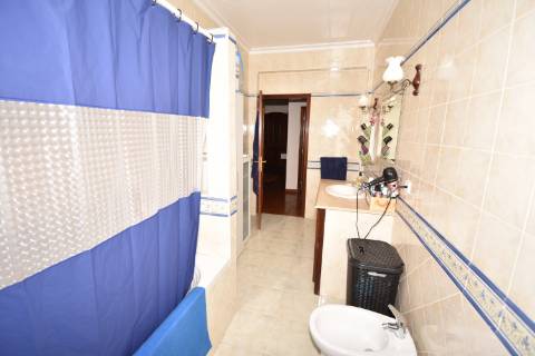 Moradia M4 com 3 pisos e garagem na cave