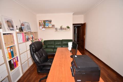 Moradia M4 com 3 pisos e garagem na cave