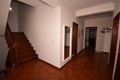 Moradia M4 com 3 pisos e garagem na cave