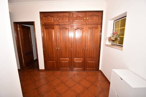 Moradia M4 com 3 pisos e garagem na cave