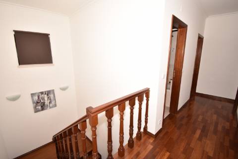 Moradia M4 com 3 pisos e garagem na cave