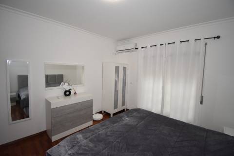 Moradia M4 com 3 pisos e garagem na cave