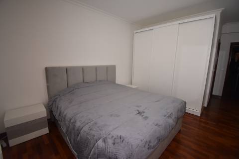 Moradia M4 com 3 pisos e garagem na cave