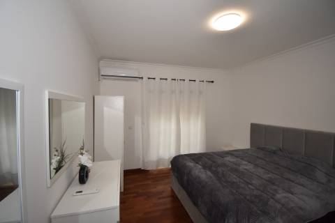 Moradia M4 com 3 pisos e garagem na cave