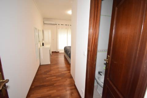 Moradia M4 com 3 pisos e garagem na cave