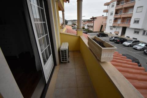 Moradia M4 com 3 pisos e garagem na cave