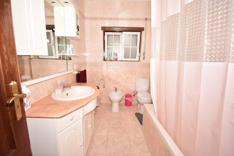 Moradia M4 com 3 pisos e garagem na cave