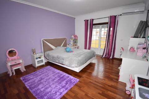 Moradia M4 com 3 pisos e garagem na cave