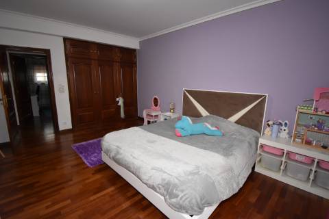 Moradia M4 com 3 pisos e garagem na cave