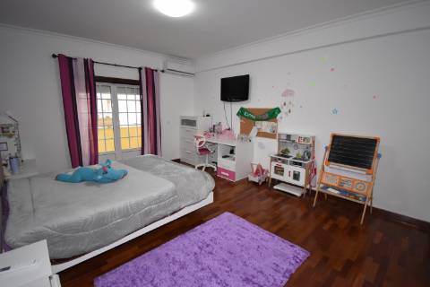 Moradia M4 com 3 pisos e garagem na cave