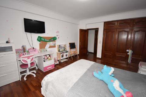 Moradia M4 com 3 pisos e garagem na cave