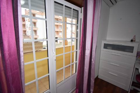 Moradia M4 com 3 pisos e garagem na cave