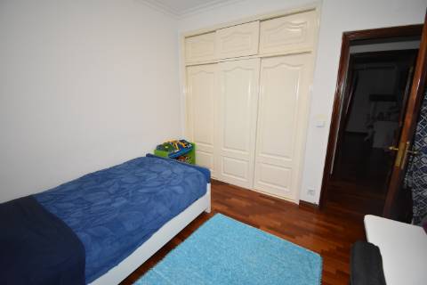 Moradia M4 com 3 pisos e garagem na cave