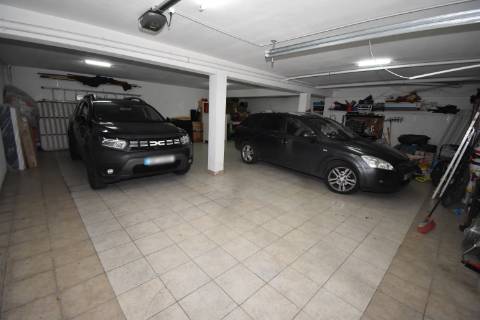 Moradia M4 com 3 pisos e garagem na cave