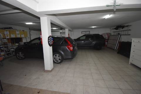 Moradia M4 com 3 pisos e garagem na cave