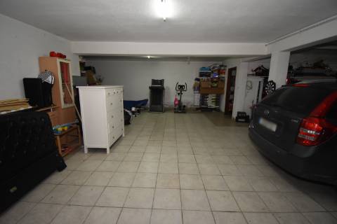 Moradia M4 com 3 pisos e garagem na cave