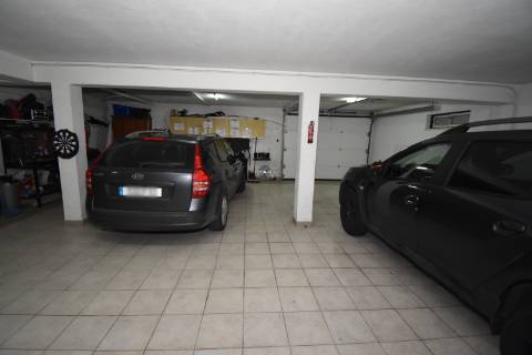 Moradia M4 com 3 pisos e garagem na cave