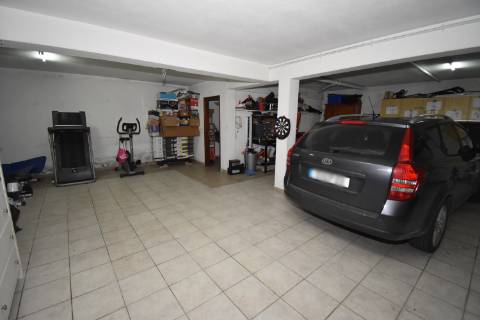 Moradia M4 com 3 pisos e garagem na cave