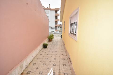 Moradia M4 com 3 pisos e garagem na cave