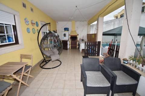 Moradia M4 com 3 pisos e garagem na cave