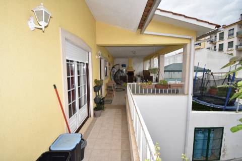 Moradia M4 com 3 pisos e garagem na cave