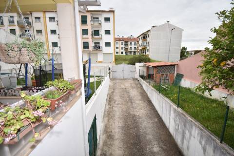 Moradia M4 com 3 pisos e garagem na cave