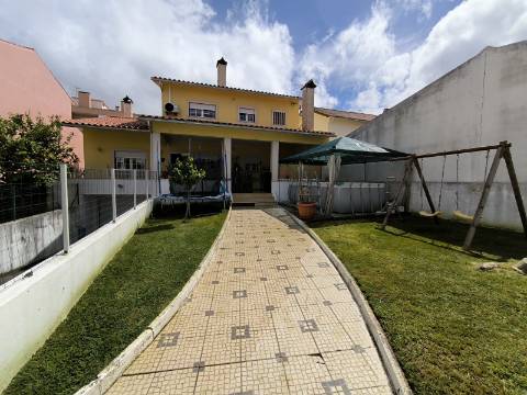 Moradia M4 com 3 pisos e garagem na cave