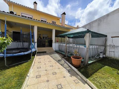 Moradia M4 com 3 pisos e garagem na cave