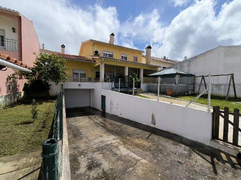 Moradia M4 com 3 pisos e garagem na cave