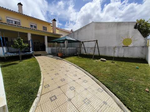 Moradia M4 com 3 pisos e garagem na cave