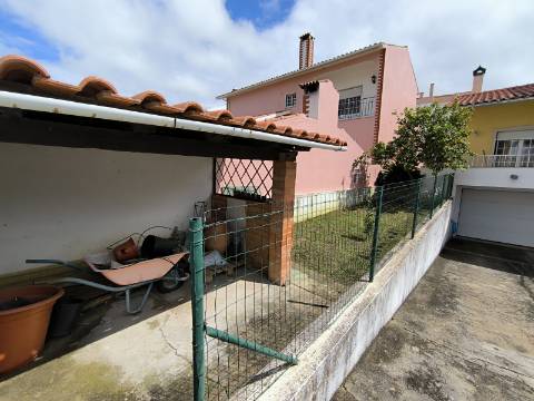 Moradia M4 com 3 pisos e garagem na cave