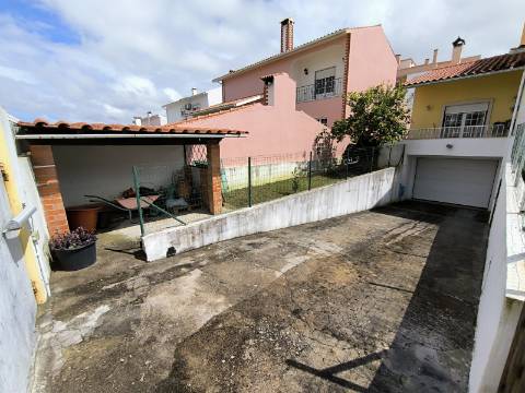 Moradia M4 com 3 pisos e garagem na cave