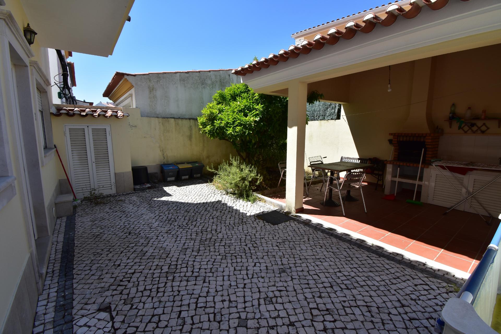 Moradia M4 de 2 pisos com garagem