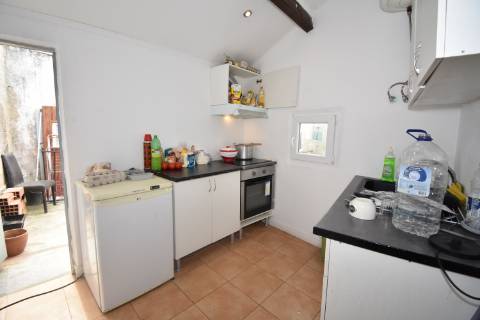 Casa de habitação e arrumos