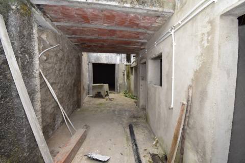 Casa de habitação e arrumos