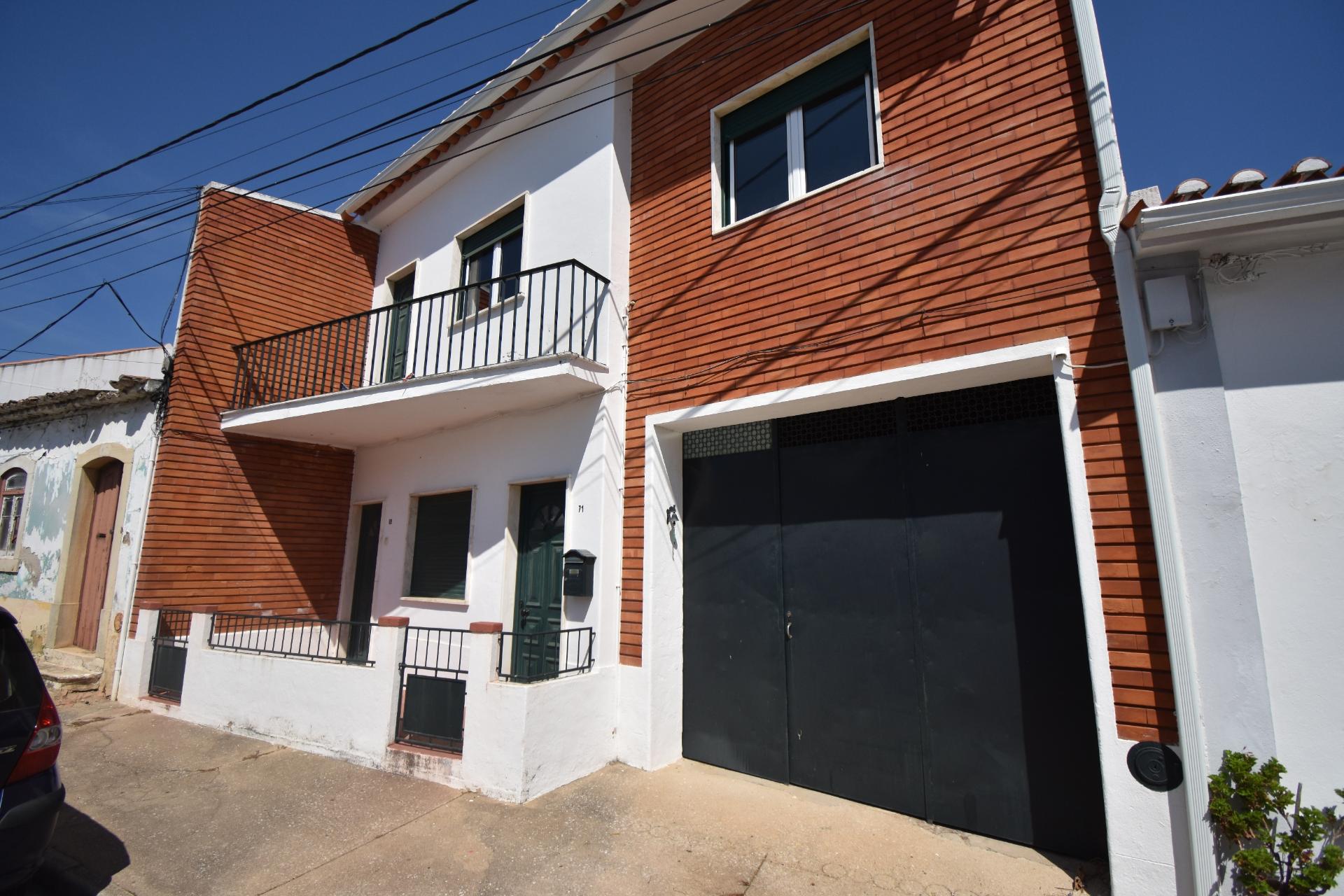 Moradia T5 com boxes para cavalos