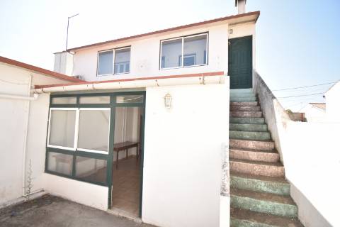 Moradia T5 com boxes para cavalos