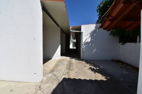 Moradia T5 com boxes para cavalos