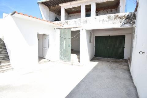 Moradia T5 com boxes para cavalos