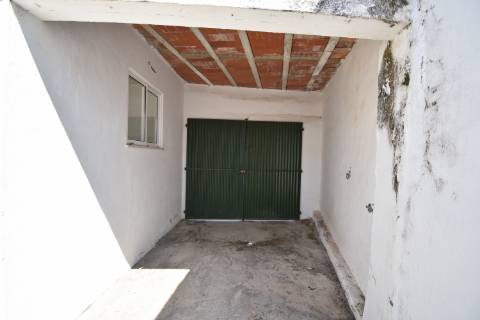 Moradia T5 com boxes para cavalos