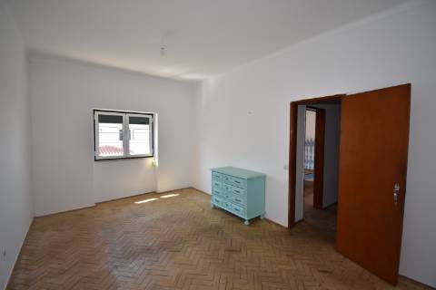 Moradia T5 com boxes para cavalos