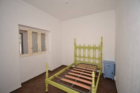 Moradia T5 com boxes para cavalos