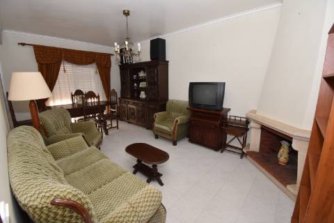 Apartamento T2 de rés do chão com sótão e garagem no Entroncamento