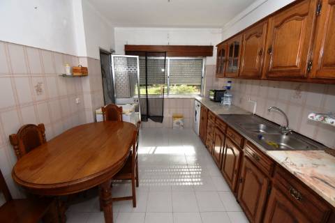 Apartamento T2 de rés do chão com sótão e garagem no Entroncamento