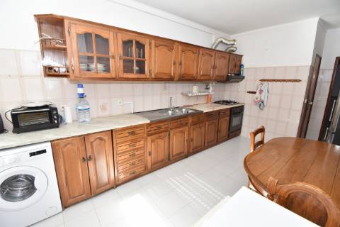 Apartamento T2 de rés do chão com sótão e garagem no Entroncamento