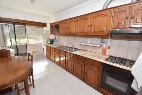 Apartamento T2 de rés do chão com sótão e garagem no Entroncamento