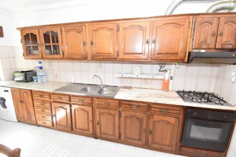 Apartamento T2 de rés do chão com sótão e garagem no Entroncamento